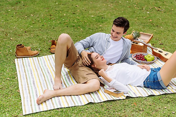 포토 JPG 주간 전신 서양인 커플 응시 공원 여자 남자 여행 데이트 과일 파타야 태국 자연 휴식 미소 앉기 초원 상반신 20대 성인 야외 두명 앞모습 옆모습 소풍 캠핑 기타 돗자리 성인만 국내포토 자연요소 외국인 시선 공공시설 아시아 뷰포인트 컨셉 관계 모션 현악기 레저 표정 사람 청년 야외활동 생태계 파일형식