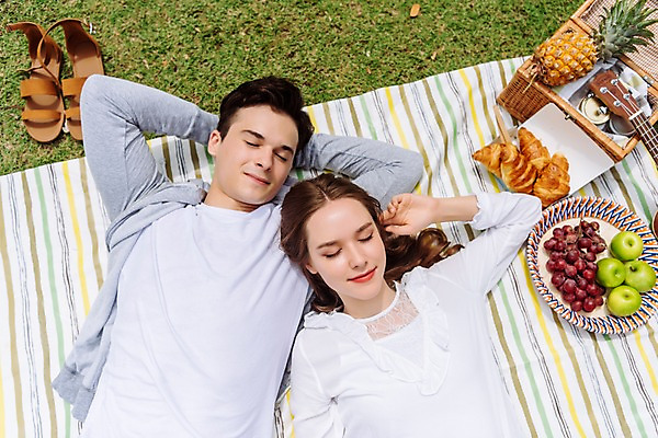 포토 JPG 주간 서양인 커플 공원 여자 남자 빵 여행 데이트 과일 파타야 태국 자연 휴식 미소 앉기 초원 상반신 20대 성인 야외 두명 앞모습 하이앵글 눕기 소풍 눈감음 캠핑 돗자리 성인만 국내포토 자연요소 외국인 공공시설 아시아 음식 뷰포인트 컨셉 관계 모션 레저 표정 사람 청년 야외활동 생태계 파일형식