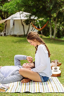 포토 JPG 주간 전신 서양인 커플 응시 공원 여자 남자 여행 데이트 파타야 태국 자연 휴식 텐트 미소 앉기 초원 상반신 20대 성인 야외 두명 옆모습 아웃포커스 눕기 소풍 캠핑 돗자리 무릎베개 성인만 국내포토 자연요소 외국인 시선 공공시설 아시아 뷰포인트 컨셉 관계 모션 레저 촬영기법 표정 캠핑도구 사람 청년 야외활동 생태계 파일형식