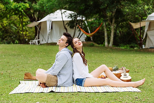 포토 JPG 주간 전신 서양인 커플 응시 공원 여자 남자 여행 데이트 파타야 태국 자연 휴식 텐트 미소 앉기 초원 20대 성인 야외 두명 옆모습 아웃포커스 소풍 캠핑 등맞대기 돗자리 성인만 국내포토 자연요소 외국인 시선 공공시설 아시아 뷰포인트 컨셉 관계 모션 레저 촬영기법 표정 캠핑도구 사람 청년 야외활동 생태계 파일형식