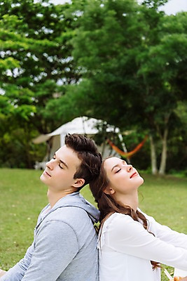 포토 JPG 주간 서양인 커플 공원 여자 남자 여행 데이트 파타야 태국 자연 휴식 미소 앉기 초원 상반신 20대 성인 야외 두명 옆모습 아웃포커스 소풍 눈감음 캠핑 등맞대기 돗자리 성인만 국내포토 자연요소 외국인 공공시설 아시아 뷰포인트 컨셉 관계 모션 레저 촬영기법 표정 사람 청년 야외활동 생태계 파일형식