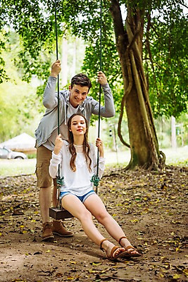 포토 JPG 주간 전신 서양인 나무 커플 공원 여자 남자 데이트 파타야 태국 서기 앉기 20대 성인 야외 두명 앞모습 즐거움 그네 성인만 국내포토 자연요소 외국인 식물 공공시설 감정 아시아 뷰포인트 관계 모션 사람 청년 파일형식