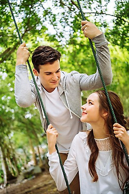 포토 JPG 주간 서양인 나무 커플 공원 여자 남자 데이트 파타야 태국 서기 미소 앉기 상반신 20대 성인 야외 두명 앞모습 마주보기 즐거움 그네 성인만 국내포토 자연요소 외국인 식물 공공시설 감정 아시아 뷰포인트 관계 모션 표정 사람 청년 파일형식