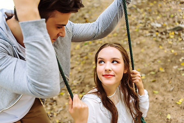 포토 JPG 주간 서양인 나무 커플 공원 여자 남자 데이트 파타야 태국 서기 미소 앉기 상반신 20대 성인 야외 두명 앞모습 옆모습 하이앵글 즐거움 그네 성인만 국내포토 자연요소 외국인 식물 공공시설 감정 아시아 뷰포인트 관계 모션 표정 사람 청년 파일형식