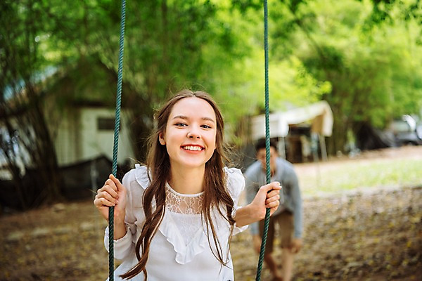 포토 JPG 주간 서양인 나무 커플 공원 여자 남자 데이트 파타야 태국 서기 미소 앉기 상반신 20대 성인 야외 두명 앞모습 아웃포커스 즐거움 그네 성인만 국내포토 자연요소 외국인 식물 공공시설 감정 아시아 뷰포인트 관계 모션 촬영기법 표정 사람 청년 파일형식