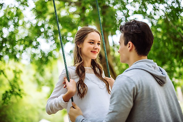 포토 JPG 주간 서양인 나무 커플 응시 공원 여자 남자 데이트 파타야 태국 서기 미소 상반신 20대 성인 야외 두명 옆모습 마주보기 즐거움 그네 성인만 국내포토 자연요소 외국인 식물 시선 공공시설 감정 아시아 뷰포인트 관계 모션 표정 사람 청년 파일형식