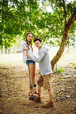 포토 JPG 주간 전신 서양인 나무 커플 공원 여자 남자 데이트 파타야 태국 서기 미소 20대 성인 야외 두명 옆모습 즐거움 그네 성인만 국내포토 자연요소 외국인 식물 공공시설 감정 아시아 뷰포인트 관계 모션 표정 사람 청년 파일형식