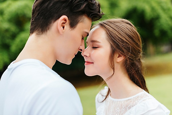 포토 JPG 주간 서양인 나무 커플 공원 여자 남자 행복 데이트 파타야 태국 서기 미소 상반신 20대 성인 야외 두명 옆모습 아웃포커스 눈감음 성인만 국내포토 자연요소 외국인 식물 공공시설 감정 아시아 뷰포인트 관계 모션 촬영기법 표정 사람 청년 파일형식