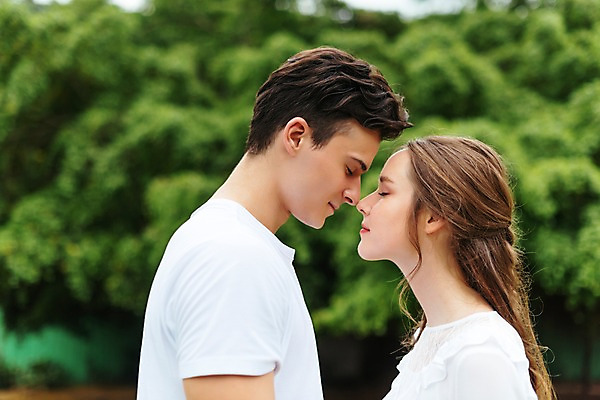 포토 JPG 주간 서양인 나무 커플 공원 여자 남자 행복 데이트 파타야 태국 서기 상반신 20대 성인 야외 두명 옆모습 아웃포커스 눈감음 성인만 국내포토 자연요소 외국인 식물 공공시설 감정 아시아 뷰포인트 관계 모션 촬영기법 사람 청년 파일형식