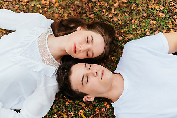 포토 JPG 주간 서양인 커플 공원 여자 남자 꽃 데이트 파타야 태국 휴식 상반신 20대 성인 야외 두명 앞모습 하이앵글 눕기 눈감음 성인만 국내포토 자연요소 외국인 식물 공공시설 아시아 뷰포인트 컨셉 관계 모션 사람 청년 파일형식