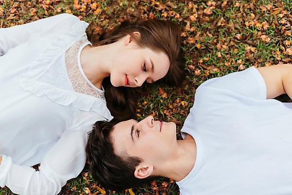 포토 JPG 주간 서양인 커플 응시 공원 여자 남자 꽃 데이트 파타야 태국 미소 상반신 20대 성인 야외 두명 앞모습 하이앵글 눕기 성인만 국내포토 자연요소 외국인 식물 시선 공공시설 아시아 뷰포인트 관계 모션 표정 사람 청년 파일형식