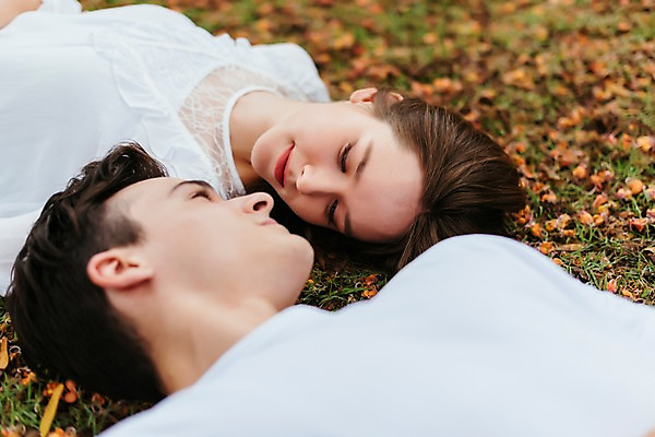 포토 JPG 주간 서양인 커플 응시 공원 여자 남자 꽃 데이트 파타야 태국 미소 상반신 20대 성인 야외 두명 앞모습 눕기 성인만 국내포토 자연요소 외국인 식물 시선 공공시설 아시아 뷰포인트 관계 모션 표정 사람 청년 파일형식