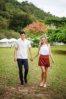 포토 JPG 주간 전신 서양인 나무 커플 공원 여자 남자 데이트 파타야 태국 미소 초원 20대 성인 야외 두명 앞모습 아웃포커스 걷기 손잡기 성인만 국내포토 자연요소 외국인 식물 공공시설 아시아 뷰포인트 관계 모션 촬영기법 표정 사람 청년 파일형식