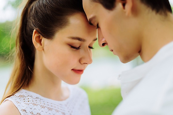 포토 JPG 주간 서양인 커플 공원 여자 남자 데이트 파타야 태국 서기 미소 상반신 20대 성인 야외 두명 옆모습 아웃포커스 눈감음 성인만 얼굴맞대기 국내포토 자연요소 외국인 공공시설 아시아 뷰포인트 관계 모션 촬영기법 표정 사람 청년 파일형식