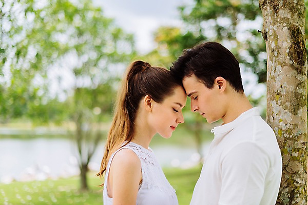 포토 JPG 주간 서양인 커플 공원 여자 남자 호수 데이트 파타야 태국 서기 미소 상반신 20대 성인 야외 두명 옆모습 아웃포커스 눈감음 성인만 얼굴맞대기 국내포토 자연요소 외국인 공공시설 아시아 뷰포인트 관계 모션 촬영기법 표정 사람 청년 파일형식