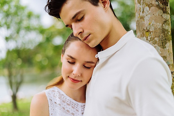 포토 JPG 주간 서양인 나무 커플 공원 여자 남자 행복 호수 데이트 안기 파타야 태국 서기 미소 상반신 20대 성인 야외 두명 앞모습 옆모습 아웃포커스 눈감음 기댐 성인만 국내포토 자연요소 외국인 식물 공공시설 감정 아시아 뷰포인트 관계 모션 촬영기법 표정 사람 청년 파일형식