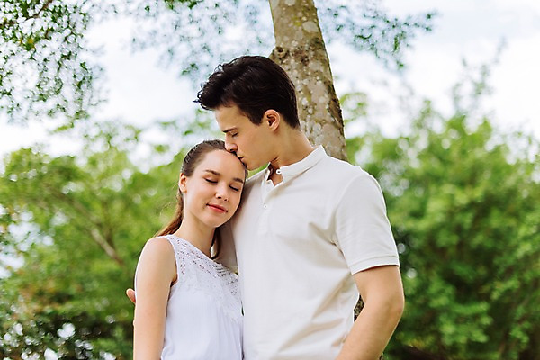 포토 JPG 주간 서양인 나무 커플 공원 여자 남자 로우앵글 데이트 안기 파타야 태국 키스 서기 미소 상반신 20대 성인 야외 두명 옆모습 아웃포커스 눈감음 성인만 국내포토 자연요소 외국인 식물 공공시설 아시아 뷰포인트 관계 모션 촬영기법 표정 사람 청년 애정표현 파일형식