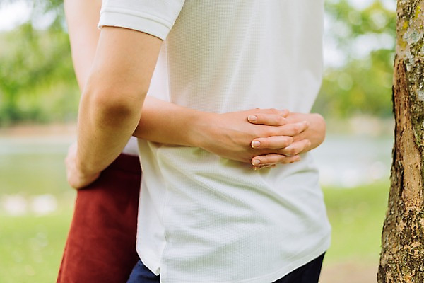 포토 JPG 주간 서양인 나무 커플 공원 여자 남자 행복 호수 데이트 안기 파타야 태국 서기 상반신 20대 성인 야외 두명 옆모습 아웃포커스 깍지 성인만 국내포토 자연요소 외국인 식물 공공시설 감정 아시아 뷰포인트 관계 모션 촬영기법 사람 손짓 청년 파일형식