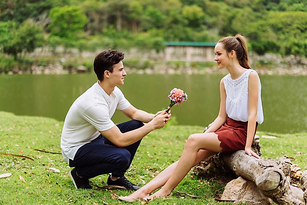 포토 JPG 주간 전신 서양인 커플 응시 공원 여자 남자 꽃 호수 프로포즈 데이트 파타야 태국 선물 미소 앉기 20대 성인 야외 두명 옆모습 아웃포커스 돌_바위 무릎꿇기 성인만 국내포토 자연요소 외국인 식물 시선 공공시설 아시아 뷰포인트 관계 모션 촬영기법 표정 사람 청년 파일형식