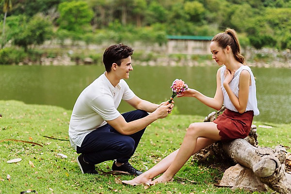 포토 JPG 주간 전신 서양인 커플 응시 공원 여자 남자 꽃 호수 프로포즈 데이트 파타야 태국 선물 미소 앉기 20대 성인 야외 두명 옆모습 아웃포커스 돌_바위 무릎꿇기 성인만 국내포토 자연요소 외국인 식물 시선 공공시설 아시아 뷰포인트 관계 모션 촬영기법 표정 사람 청년 파일형식