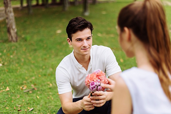 포토 JPG 주간 서양인 커플 응시 공원 여자 남자 꽃 호수 프로포즈 데이트 파타야 태국 선물 미소 앉기 상반신 20대 성인 야외 두명 앞모습 뒷모습 아웃포커스 무릎꿇기 성인만 국내포토 자연요소 외국인 식물 시선 공공시설 아시아 뷰포인트 관계 모션 촬영기법 표정 사람 청년 파일형식