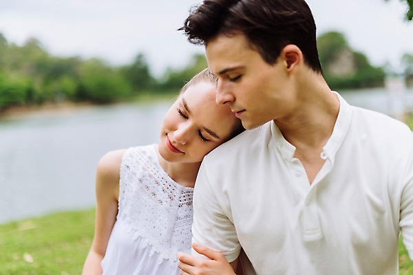 포토 JPG 주간 서양인 나무 커플 응시 공원 여자 남자 행복 호수 데이트 파타야 태국 미소 앉기 상반신 20대 성인 야외 두명 앞모습 아웃포커스 팔짱 눈감음 기댐 성인만 국내포토 자연요소 외국인 식물 시선 공공시설 감정 아시아 뷰포인트 관계 모션 촬영기법 표정 사람 청년 파일형식