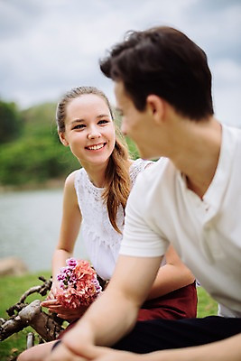 포토 JPG 주간 서양인 나무 커플 응시 공원 여자 남자 꽃 행복 호수 데이트 파타야 태국 미소 들기 앉기 상반신 20대 성인 야외 두명 앞모습 아웃포커스 마주보기 성인만 국내포토 자연요소 외국인 식물 시선 공공시설 감정 아시아 뷰포인트 관계 모션 촬영기법 표정 사람 청년 파일형식