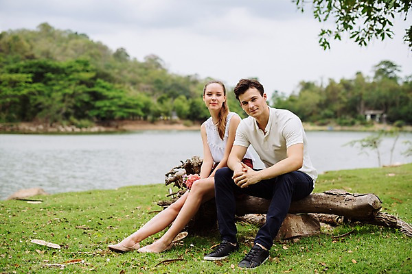 포토 JPG 주간 전신 서양인 나무 커플 공원 여자 남자 꽃 행복 호수 데이트 파타야 태국 미소 들기 앉기 20대 성인 야외 두명 앞모습 아웃포커스 성인만 국내포토 자연요소 외국인 식물 공공시설 감정 아시아 뷰포인트 관계 모션 촬영기법 표정 사람 청년 파일형식