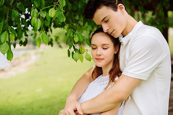 포토 JPG 주간 서양인 나무 커플 공원 여자 남자 데이트 안기 파타야 태국 서기 미소 상반신 20대 성인 야외 두명 옆모습 아웃포커스 눈감음 백허그 성인만 국내포토 자연요소 외국인 식물 공공시설 아시아 뷰포인트 관계 모션 포옹 촬영기법 표정 사람 청년 파일형식