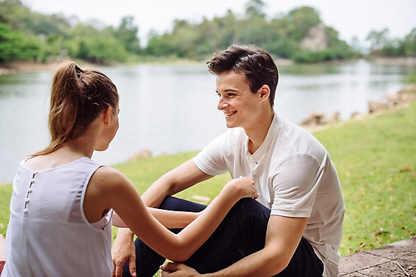 포토 JPG 주간 서양인 나무 커플 응시 공원 여자 남자 호수 데이트 파타야 태국 대화 미소 앉기 상반신 20대 성인 야외 두명 옆모습 뒷모습 아웃포커스 성인만 국내포토 자연요소 외국인 식물 시선 공공시설 아시아 뷰포인트 관계 모션 촬영기법 표정 말하기 사람 청년 파일형식