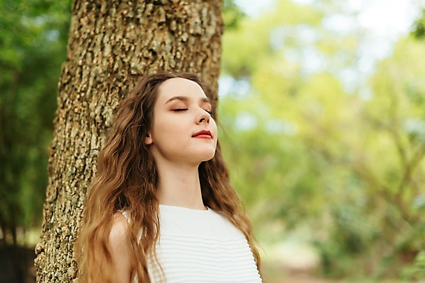 포토 JPG 주간 서양인 나무 공원 여자 파타야 태국 자연 한명 서기 상반신 20대 성인 야외 앞모습 아웃포커스 뷰티 눈감음 기댐 숲 삼림욕 의료성형뷰티 성인여자한명만 국내포토 자연요소 외국인 식물 1 공공시설 아시아 뷰포인트 모션 촬영기법 사람 청년 생태계 여자한명만 성인여자만 파일형식