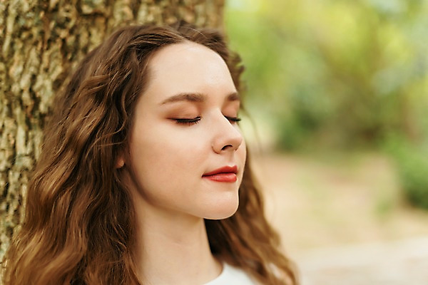 포토 JPG 주간 서양인 나무 공원 여자 파타야 태국 자연 한명 서기 근접촬영 상반신 20대 성인 야외 옆모습 아웃포커스 뷰티 눈감음 기댐 숲 삼림욕 의료성형뷰티 성인여자한명만 국내포토 자연요소 외국인 식물 1 공공시설 아시아 뷰포인트 모션 촬영기법 사람 청년 생태계 여자한명만 성인여자만 파일형식