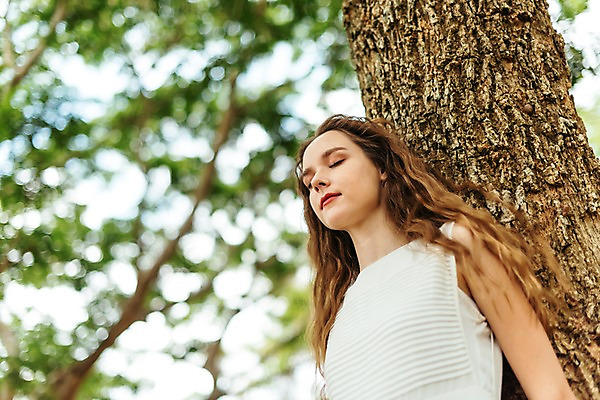 포토 JPG 주간 서양인 나무 공원 여자 로우앵글 파타야 태국 자연 한명 서기 상반신 20대 성인 야외 옆모습 아웃포커스 뷰티 눈감음 기댐 숲 삼림욕 의료성형뷰티 성인여자한명만 국내포토 자연요소 외국인 식물 1 공공시설 아시아 뷰포인트 모션 촬영기법 사람 청년 생태계 여자한명만 성인여자만 파일형식