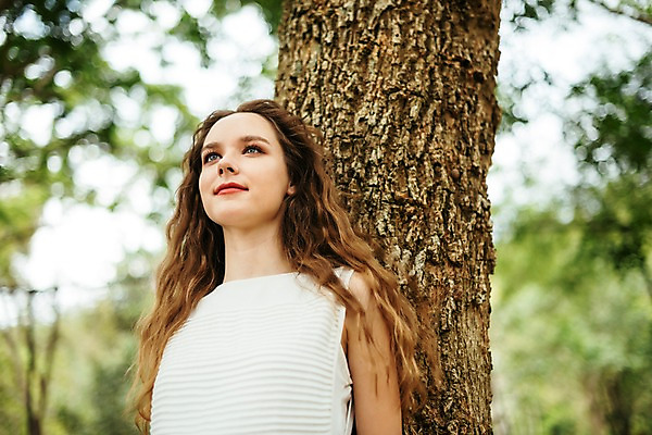 포토 JPG 주간 서양인 나무 응시 공원 여자 파타야 태국 자연 한명 서기 상반신 20대 성인 야외 앞모습 아웃포커스 뷰티 기댐 숲 삼림욕 의료성형뷰티 성인여자한명만 국내포토 자연요소 외국인 식물 1 시선 공공시설 아시아 뷰포인트 모션 촬영기법 사람 청년 생태계 여자한명만 성인여자만 파일형식