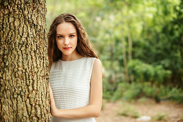 포토 JPG 주간 서양인 나무 공원 여자 파타야 태국 자연 한명 서기 상반신 20대 성인 야외 앞모습 아웃포커스 기댐 숲 삼림욕 의료성형뷰티 성인여자한명만 국내포토 자연요소 외국인 식물 1 공공시설 아시아 뷰포인트 모션 촬영기법 사람 청년 생태계 여자한명만 성인여자만 파일형식