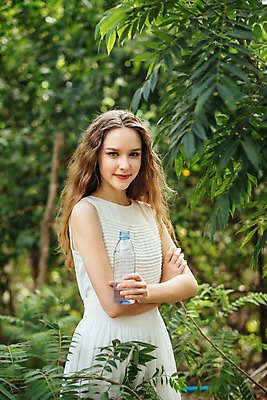 포토 JPG 주간 서양인 나무 공원 여자 파타야 태국 자연 한명 서기 미소 들기 상반신 20대 성인 야외 앞모습 아웃포커스 물 뷰티 팔짱 숲 물병 삼림욕 의료성형뷰티 성인여자한명만 국내포토 자연요소 외국인 식물 1 공공시설 아시아 뷰포인트 모션 촬영기법 표정 사람 청년 물통 생태계 여자한명만 성인여자만 파일형식