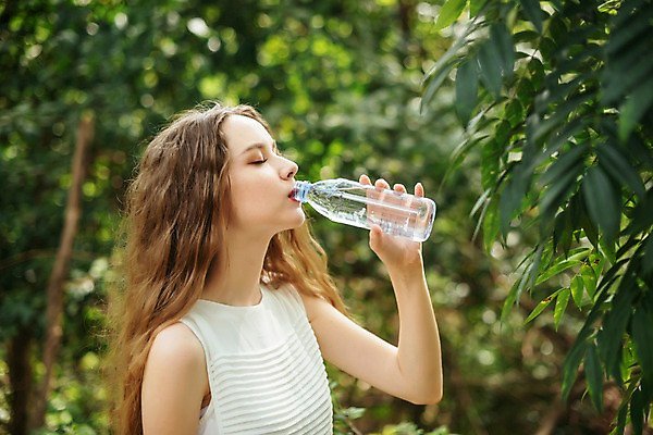 포토 JPG 주간 서양인 나무 공원 여자 파타야 태국 자연 한명 서기 상반신 20대 성인 야외 옆모습 아웃포커스 뷰티 눈감음 마시기 숲 물병 삼림욕 의료성형뷰티 성인여자한명만 국내포토 자연요소 외국인 식물 1 공공시설 아시아 뷰포인트 모션 촬영기법 사람 청년 물통 생태계 여자한명만 성인여자만 파일형식