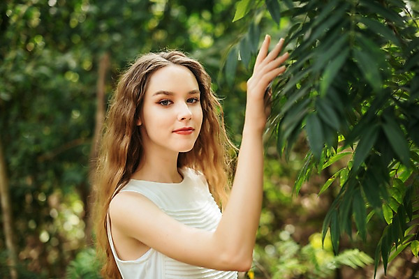 포토 JPG 주간 서양인 나무 공원 여자 파타야 태국 자연 나뭇잎 한명 서기 상반신 20대 성인 야외 옆모습 아웃포커스 뷰티 만지기 숲 삼림욕 의료성형뷰티 성인여자한명만 국내포토 자연요소 외국인 식물 1 공공시설 아시아 뷰포인트 잎 모션 촬영기법 사람 청년 생태계 여자한명만 성인여자만 파일형식