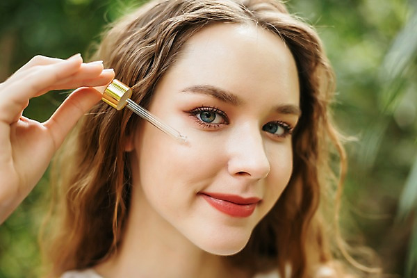 포토 JPG 주간 서양인 나무 공원 여자 얼굴 파타야 태국 자연 한명 서기 미소 들기 근접촬영 상반신 20대 성인 야외 앞모습 아웃포커스 신체부위 뷰티 화장품 숲 삼림욕 의료성형뷰티 성인여자한명만 국내포토 자연요소 외국인 식물 1 공공시설 아시아 뷰포인트 모션 촬영기법 표정 사람 청년 생태계 여자한명만 성인여자만 파일형식