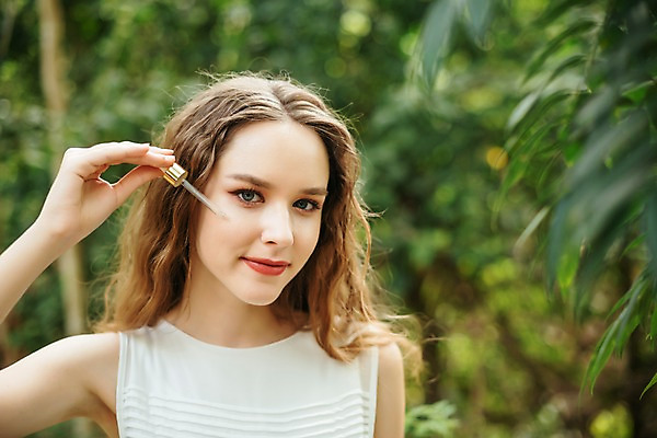 포토 JPG 주간 서양인 나무 공원 여자 파타야 태국 자연 한명 서기 미소 들기 상반신 20대 성인 야외 앞모습 아웃포커스 뷰티 화장품 숲 삼림욕 의료성형뷰티 성인여자한명만 국내포토 자연요소 외국인 식물 1 공공시설 아시아 뷰포인트 모션 촬영기법 표정 사람 청년 생태계 여자한명만 성인여자만 파일형식