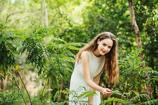 포토 JPG 주간 서양인 나무 공원 여자 파타야 태국 자연 나뭇잎 한명 서기 미소 상반신 20대 성인 야외 앞모습 아웃포커스 뷰티 만지기 숲 삼림욕 의료성형뷰티 성인여자한명만 국내포토 자연요소 외국인 식물 1 공공시설 아시아 뷰포인트 잎 모션 촬영기법 표정 사람 청년 생태계 여자한명만 성인여자만 파일형식