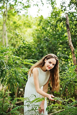 포토 JPG 주간 서양인 나무 공원 여자 파타야 태국 자연 나뭇잎 한명 서기 미소 상반신 20대 성인 야외 앞모습 아웃포커스 뷰티 만지기 숲 삼림욕 의료성형뷰티 성인여자한명만 국내포토 자연요소 외국인 식물 1 공공시설 아시아 뷰포인트 잎 모션 촬영기법 표정 사람 청년 생태계 여자한명만 성인여자만 파일형식