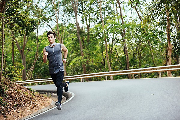 포토 JPG 주간 전신 서양인 나무 응시 공원 남자 길 스포츠 파타야 태국 건강 한명 20대 성인 야외 앞모습 아웃포커스 운동복 달리기 조깅 운동 헤드폰 성인남자한명만 국내포토 자연요소 외국인 식물 1 시선 옷 공공시설 아시아 뷰포인트 음향기기 모션 촬영기법 사람 청년 남자한명만 성인남자만 파일형식