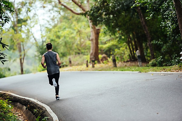 포토 JPG 주간 전신 서양인 나무 공원 남자 길 스포츠 파타야 태국 건강 한명 20대 성인 야외 뒷모습 아웃포커스 운동복 달리기 조깅 운동 성인남자한명만 국내포토 자연요소 외국인 식물 1 옷 공공시설 아시아 뷰포인트 모션 촬영기법 사람 청년 남자한명만 성인남자만 파일형식