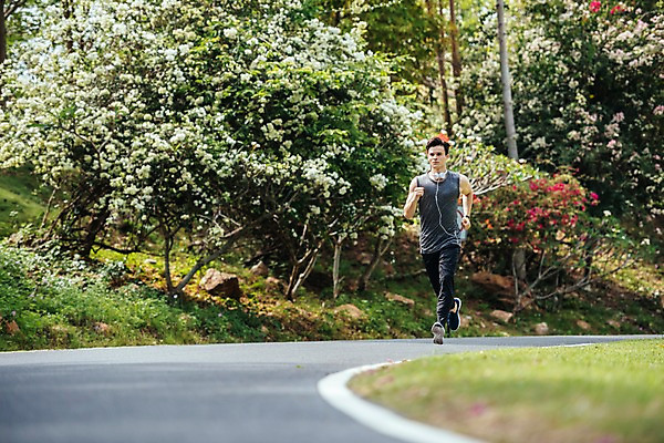 포토 JPG 주간 전신 서양인 나무 응시 공원 남자 길 스포츠 파타야 태국 건강 한명 20대 성인 야외 앞모습 아웃포커스 운동복 달리기 조깅 운동 성인남자한명만 국내포토 자연요소 외국인 식물 1 시선 옷 공공시설 아시아 뷰포인트 모션 촬영기법 사람 청년 남자한명만 성인남자만 파일형식