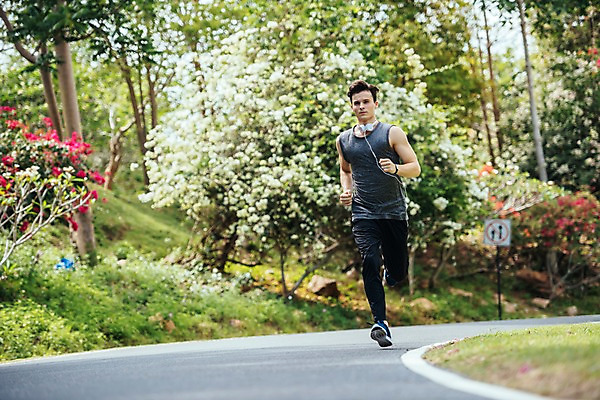포토 JPG 주간 전신 서양인 나무 응시 공원 남자 길 스포츠 파타야 태국 건강 한명 20대 성인 야외 앞모습 아웃포커스 운동복 달리기 조깅 운동 성인남자한명만 국내포토 자연요소 외국인 식물 1 시선 옷 공공시설 아시아 뷰포인트 모션 촬영기법 사람 청년 남자한명만 성인남자만 파일형식
