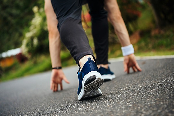 포토 JPG 주간 서양인 나무 공원 남자 길 스포츠 파타야 태국 건강 한명 앉기 20대 성인 야외 뒷모습 아웃포커스 신체부위 운동복 조깅 운동 하반신 다리 준비자세 성인남자한명만 국내포토 자연요소 외국인 식물 1 옷 공공시설 아시아 뷰포인트 포즈 모션 촬영기법 사람 청년 준비 남자한명만 성인남자만 파일형식