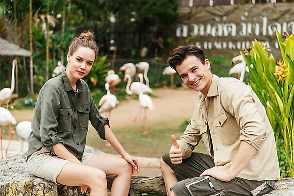 포토 JPG 주간 서양인 직업 공원 여자 남자 여러마리 파타야 태국 동물원 미소 앉기 손짓 상반신 20대 성인 야외 두명 옆모습 최고 플라밍고 사육사 성인만 국내포토 자연요소 외국인 공공시설 아시아 뷰포인트 다수 모션 조류 표정 사람 청년 파일형식