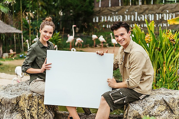 포토 JPG 주간 서양인 직업 배너 공원 여자 남자 여러마리 파타야 태국 사각프레임 동물원 미소 들기 앉기 상반신 20대 성인 야외 두명 옆모습 아웃포커스 플라밍고 사육사 국내포토 자연요소 외국인 공공시설 아시아 뷰포인트 다수 모션 조류 프레임 촬영기법 표정 사람 청년 사각형 파일형식