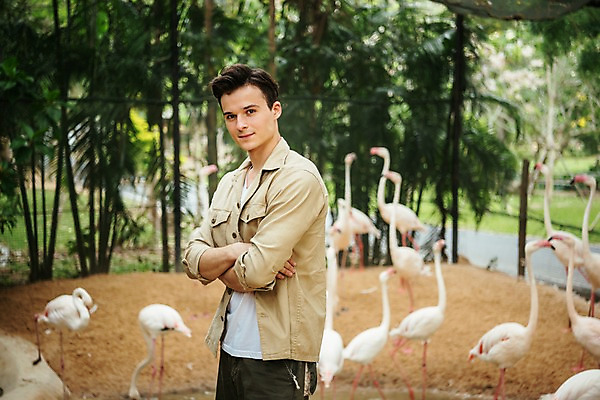 포토 JPG 주간 서양인 직업 공원 남자 여러마리 파타야 태국 동물원 한명 서기 미소 상반신 20대 성인 야외 옆모습 아웃포커스 팔짱 플라밍고 사육사 성인남자한명만 국내포토 자연요소 외국인 1 공공시설 아시아 뷰포인트 다수 모션 조류 촬영기법 표정 사람 청년 남자한명만 성인남자만 파일형식